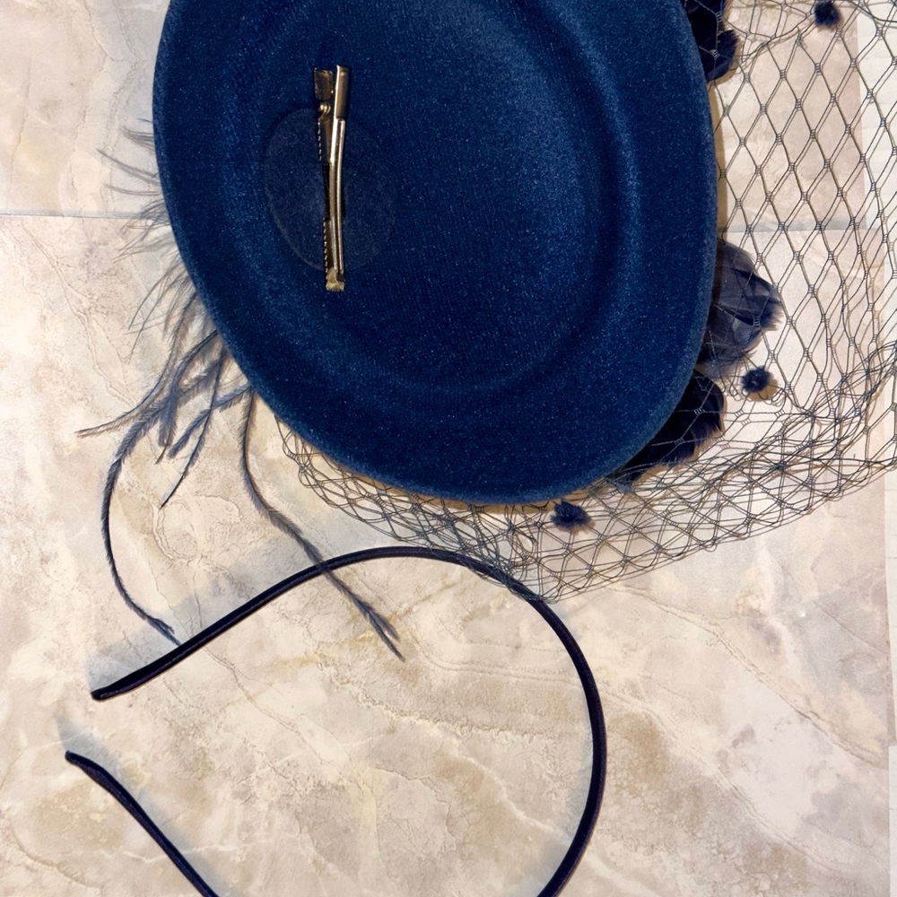 Elegant Blue Fascinator with Feather Details - Picture 2 of 4